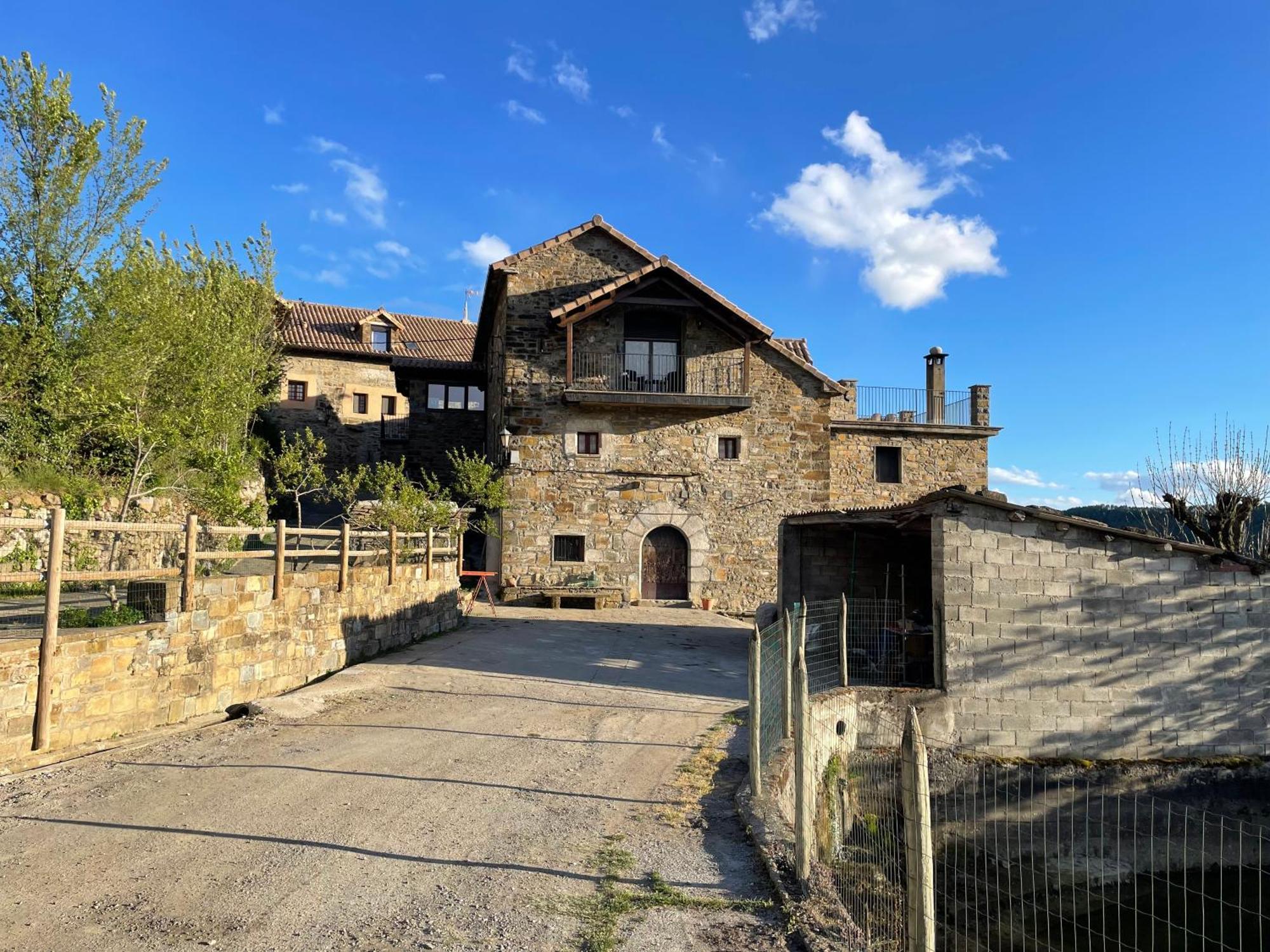 Apartamentos Bajo Pena Apartamentos Sanlorien El Pueyo de Araguás Kültér fotó